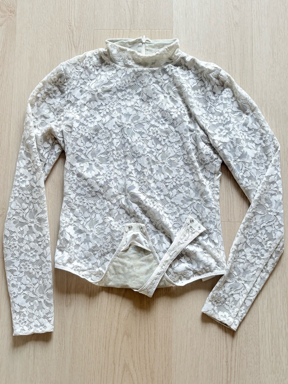 Aritzia Ten By Babaton Lace mock neck Long-Sleeve Bodysuit in cream